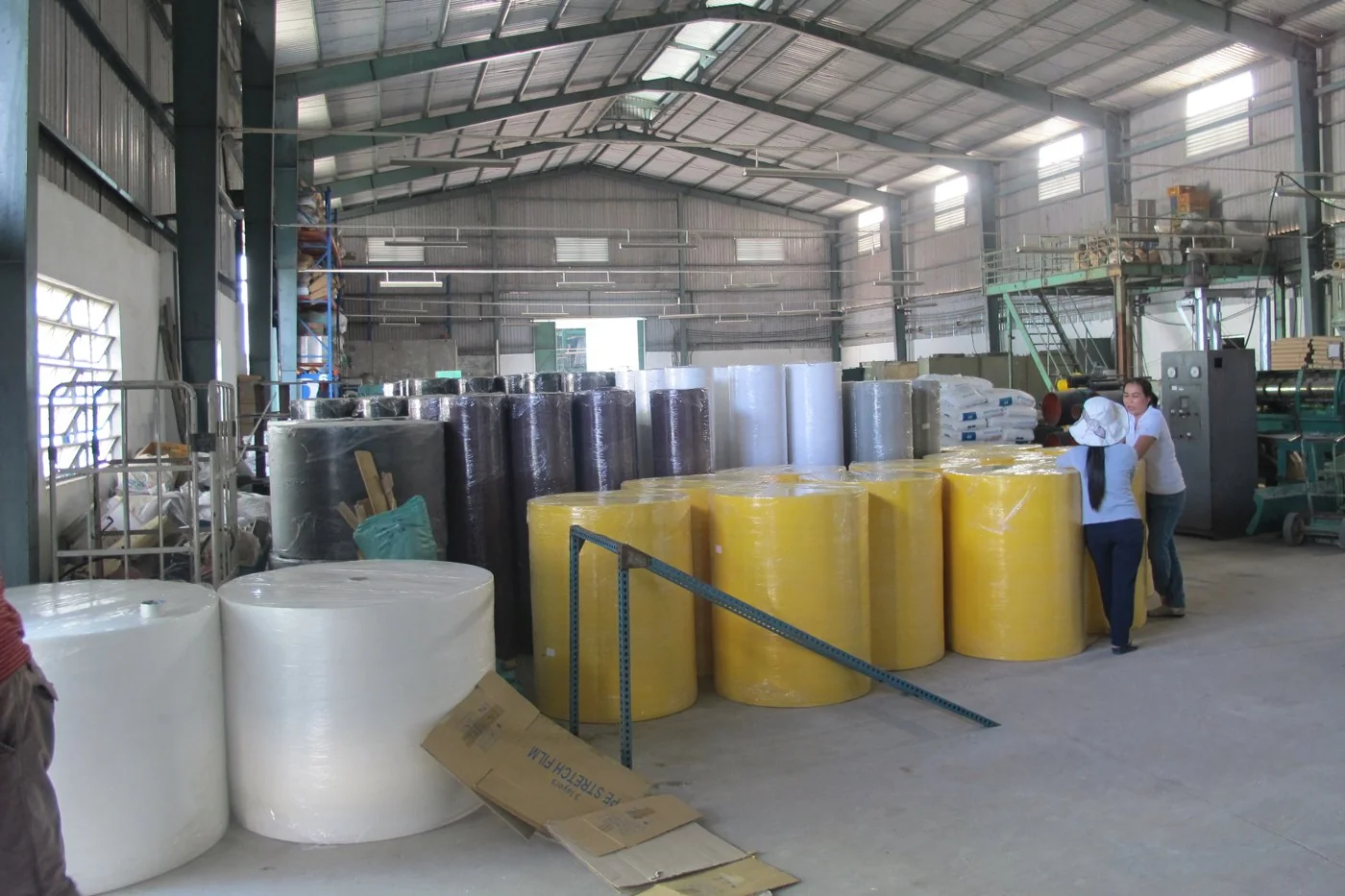 Các cuộn vải tại xưởng sản xuất